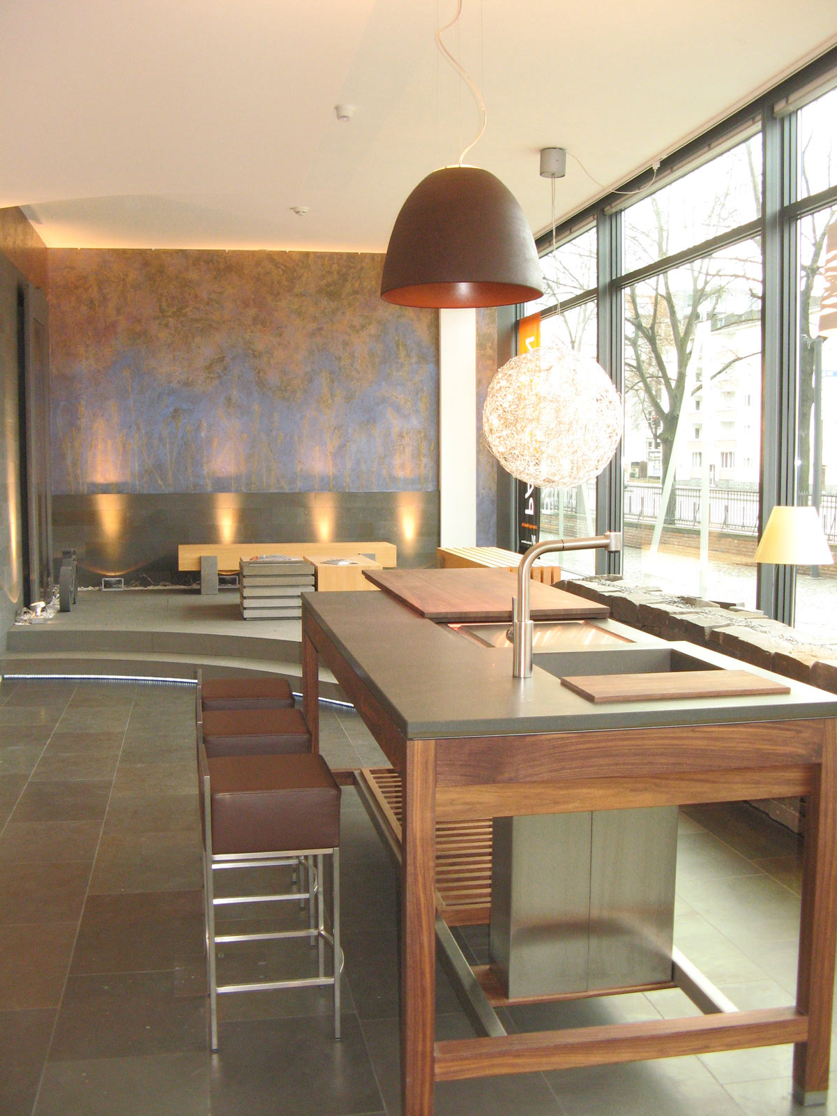 Grauwacke Naturstein in der Innenarchitektur - Kücheninsel mit Grauwacke Arbeitsplatte